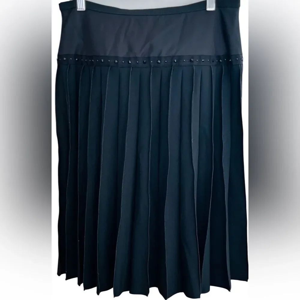 Marc Jacobs Black Pleated Skirt w/grosgrain ribbon, black embellishment size 10